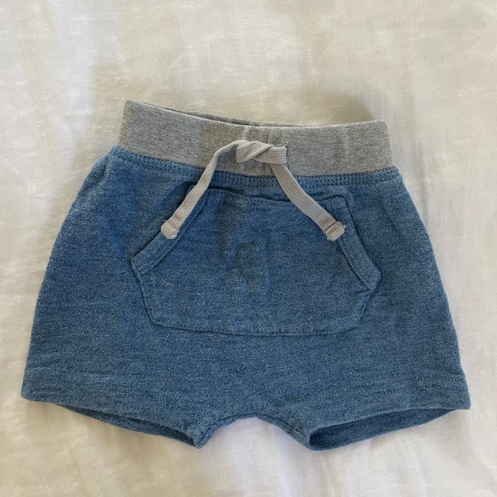 Baby Gap comfy cotton shorts in good condition! 12-18 months.